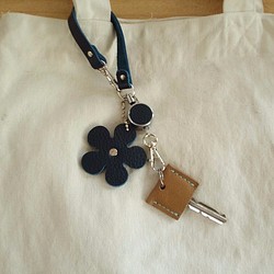 皮革鑰匙扣（帶可伸縮的捲線器和皮帶）＃Flower  -  Naba皮革[訂購生產] 第1張的照片