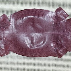 トカゲ（リザード革）パープル※一般的なラウンド型財布が1本分とれるサイズ保障 1枚目の画像