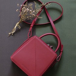 Butter Cross-body Bag in Burgundy Red Nappa Leather 1枚目の画像