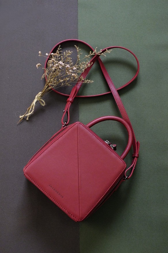 Butter Cross-body Bag in Burgundy Red Nappa Leather 1枚目の画像