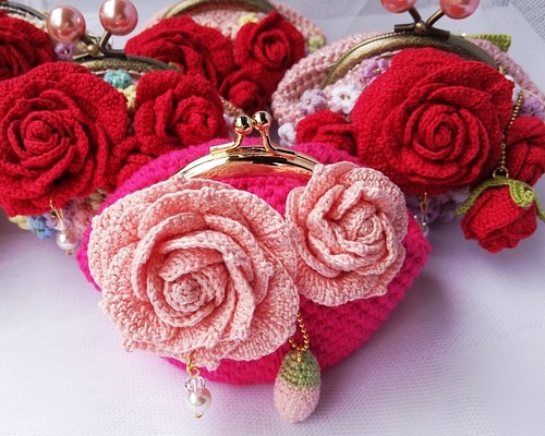 バラのがま口　レース編み　ベビーピンク　エレガント　スワロフスキ‐　バラ好きな方向け　プレゼントに最適　コロンコロン