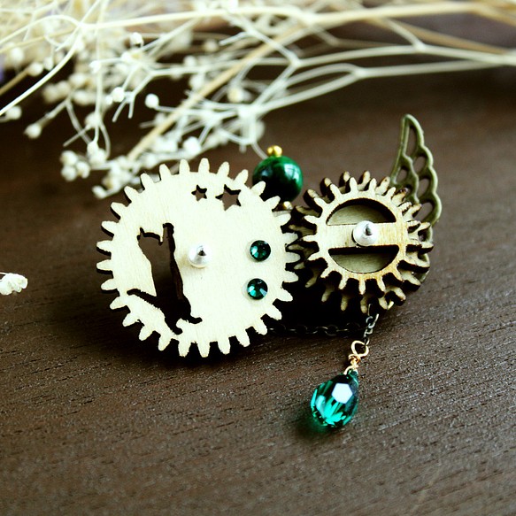 [限量發售] Spinning gear Cat and star brooch A (Emerald) with Swarov 第1張的照片