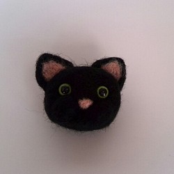 羊毛フェルト　ぷっくり黒猫ブローチ 1枚目の画像