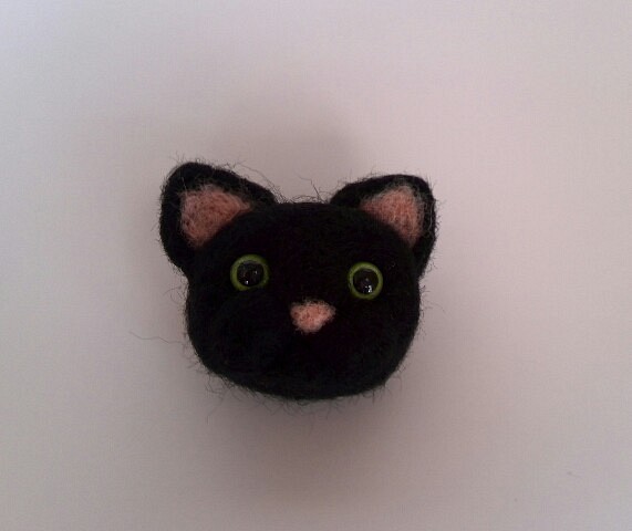 羊毛フェルト　ぷっくり黒猫ブローチ 1枚目の画像