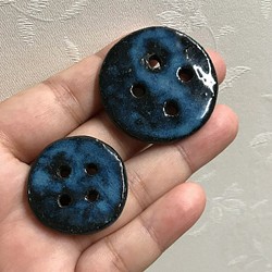 陶器　丸ボタン大小　2個セット　黒土　青い釉薬　 1枚目の画像