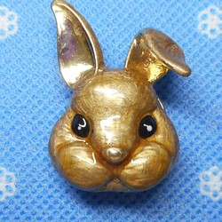 帯留め・耳折れウサギ（ゴールド） 1枚目の画像