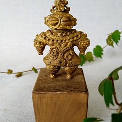 縄文の祈り　〔木粉粘土で制作した遮光器土偶です〕　◎ミニサイズ・F 1枚目の画像