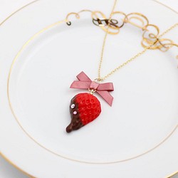 【受注製作】チョコがけイチゴのネックレス 1枚目の画像