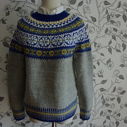 カラフルな袖口のセーター 1枚目の画像
