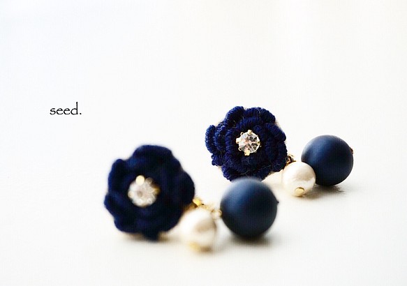 フラワー刺繍のイヤリング  〜navy blue〜 1枚目の画像