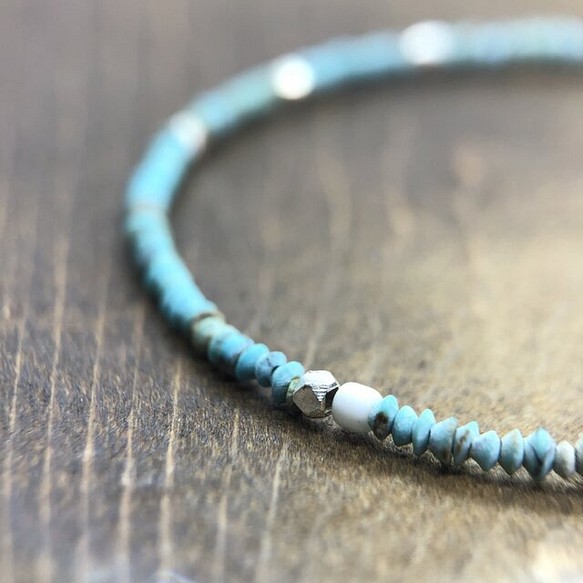 Turquoise Beads Bracelet "繊細なターコイズビーズのブレスレット" 1枚目の画像