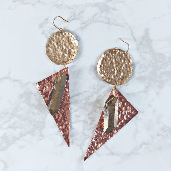 Circle brass and triangle bronze with golden quartz earrings 1枚目の画像
