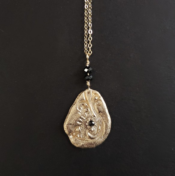 ​​Asymmetric textured black diamond statement necklace 1枚目の画像