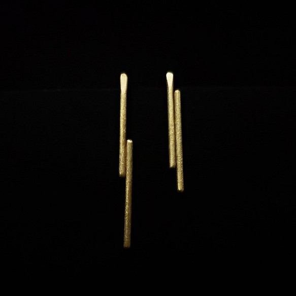 brass stick asymmetric studs earrings 1枚目の画像