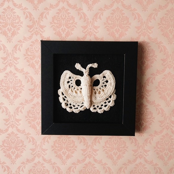 アイリッシュクロッシェレースの蝶々の正方形のフレーム飾り 1枚目の画像