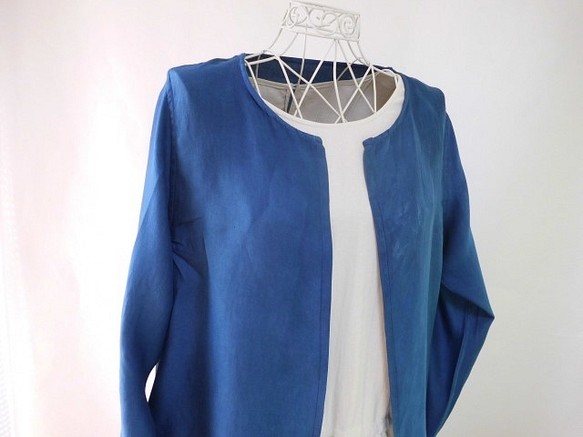 靛藍染料，棉絲綢·因為它很薄，所以可以輕輕地穿一件衣服·量身定制 第1張的照片