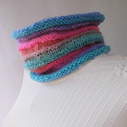尋找手工編織的、暖和的、彩虹色的 第1張的照片