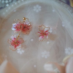 舞櫻II 櫻花花球垂墜式水晶花樹脂 不對稱樹脂耳環 可改耳針耳夾 第1張的照片
