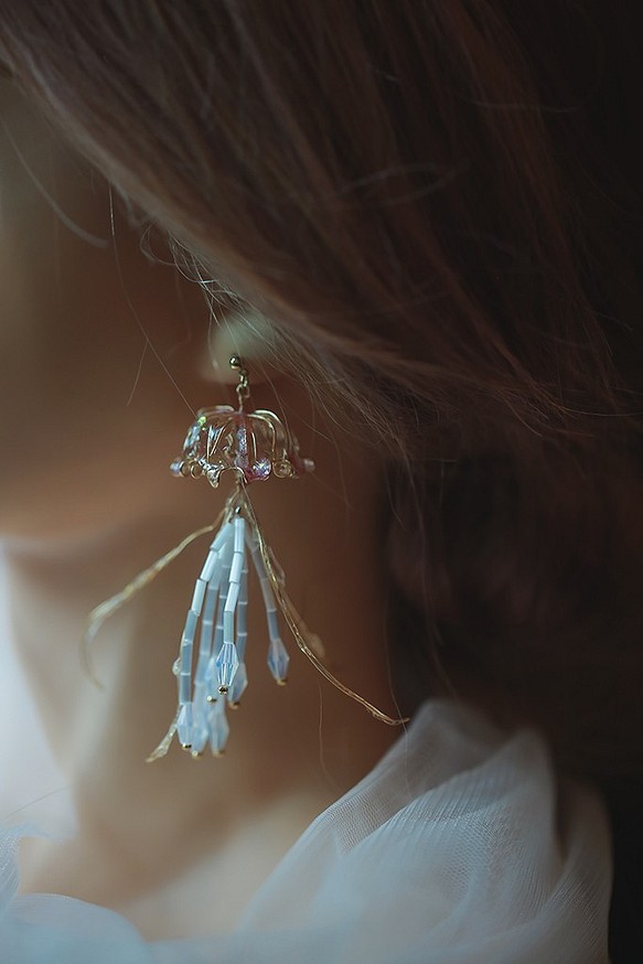 海洋樂園水母 水晶花樹脂花耳環 可改純銀耳針/14K包金耳夾 第1張的照片