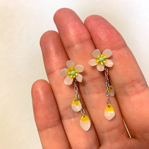 ノンホールピアス バイカモ 清楚 一粒ピアス 夏の花 イヤリング ノンホールピアス Axanthic 通販 Creema クリーマ ハンドメイド 手作り クラフト作品の販売サイト