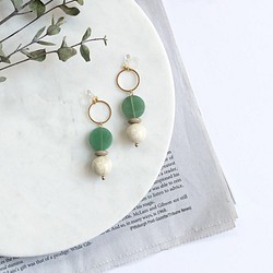綠色寶石和珠子耳環 第1張的照片
