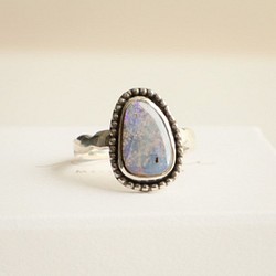 【Silver Ring -Boulder Opal】ボルダーオパールのシルバーリング（不定形・燻し加工・フリーサイズ） 1枚目の画像