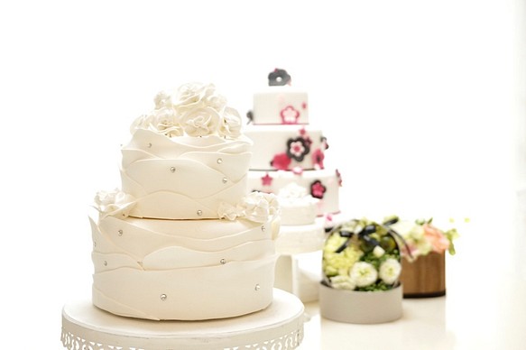 結婚式用に純白の２段クレイケーキ - その他オーダーメイド