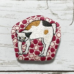 手刺繍オリジナルブローチ＊軽くイラッとした猫 1枚目の画像