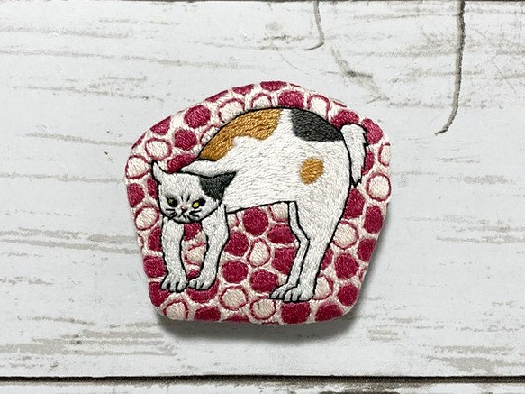 手刺繍オリジナルブローチ＊軽くイラッとした猫 1枚目の画像