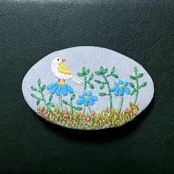 手刺繍バレッタ＊野の花と小鳥 1枚目の画像