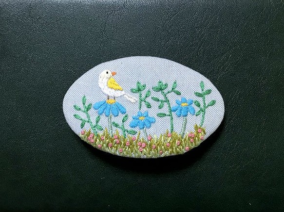 手刺繍バレッタ＊野の花と小鳥 1枚目の画像
