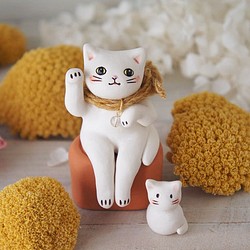 【陶器の招き猫】座る白猫d 1枚目の画像