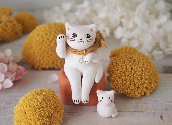 【陶器の招き猫】座る白猫d 1枚目の画像