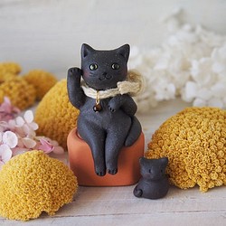 【陶器の招き猫】座る黒猫b右手挙 1枚目の画像