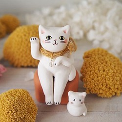 【陶器の招き猫】座る白猫a 1枚目の画像
