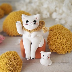 【陶器の招き猫】座る白猫b 1枚目の画像