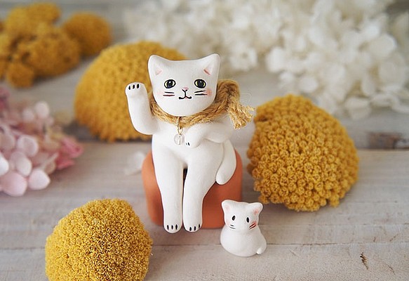 【陶器の招き猫】座る白猫b 1枚目の画像