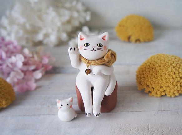 陶器の招き猫 座る白猫bb 置物 Waka 通販 Creema クリーマ ハンドメイド 手作り クラフト作品の販売サイト