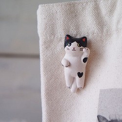 【陶器の招き猫】ピンブローチ＊白黒猫ab-01 1枚目の画像