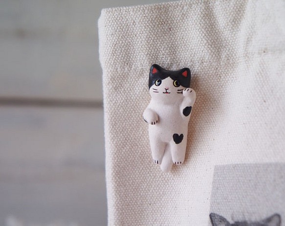 【陶器の招き猫】ピンブローチ＊白黒猫ab-01 1枚目の画像
