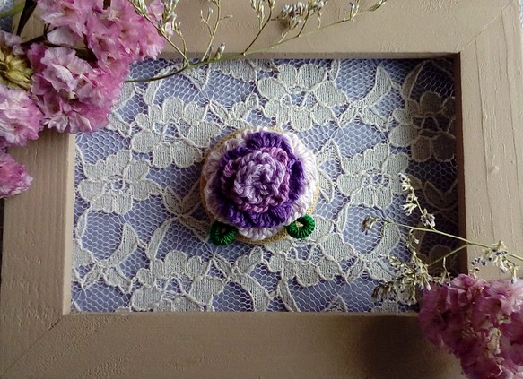 可愛いお花の刺繍　ヘアゴム　ブローチ　（パープルカラー） 1枚目の画像