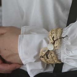 ブレスレット＿marble cream / rattan bracelet / 籐の繊細なブレスレット シェルボタン 1枚目の画像