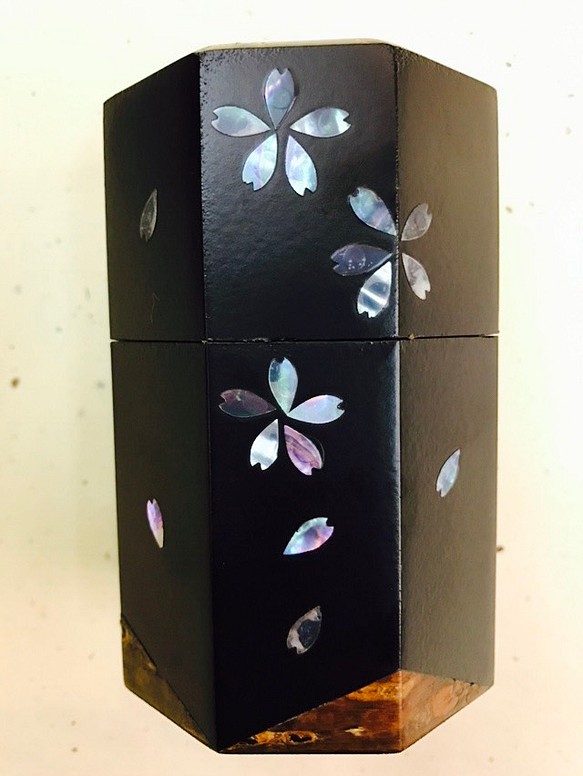 櫻桃和漆的茶葉罐母珍珠製作的 第1張的照片