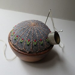 刺し子器の針山　ピンクション　会津木綿　　グレイ　お裁縫道具 1枚目の画像