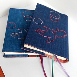 ブック　カバー　　文庫本用　　正藍染布　刺し子  （金魚） 1枚目の画像