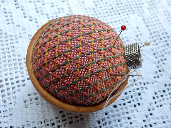 お裁縫道具　刺し子　針山　ゴマ100％　ピンクシヨン、　（ボールの器） 1枚目の画像