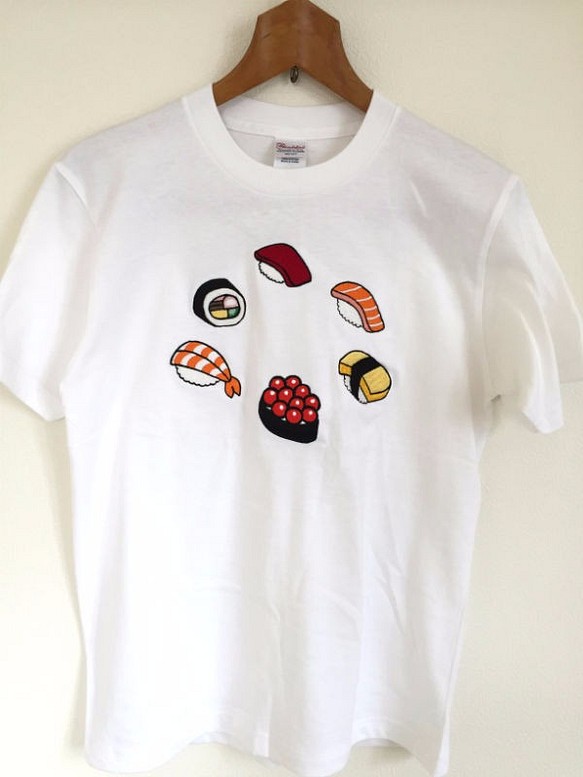 お寿司デザインの刺繍Tシャツ 1枚目の画像