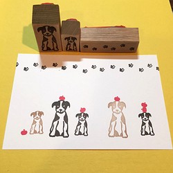 狗父母和孩子和腳印郵票現在只有蘋果橡皮擦郵票 第1張的照片