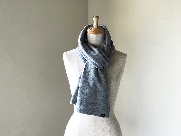 蓬鬆羊毛針織豐滿圍巾灰色 第1張的照片