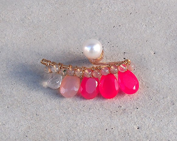 一隻耳朵的粉紅色寶石耳環（單只） 第1張的照片